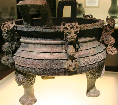 a ding / a large, three-legcauldronnze cauldron