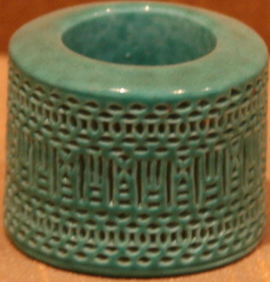 Green porcelain thumb right with carved pattern