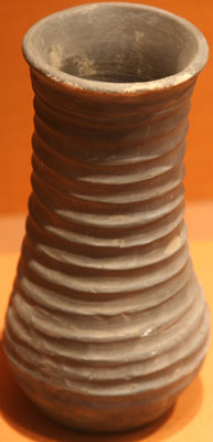 Black pottery zun