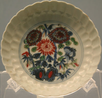 Porcelain plate with wucai butterfly design and chrysanthemum petals